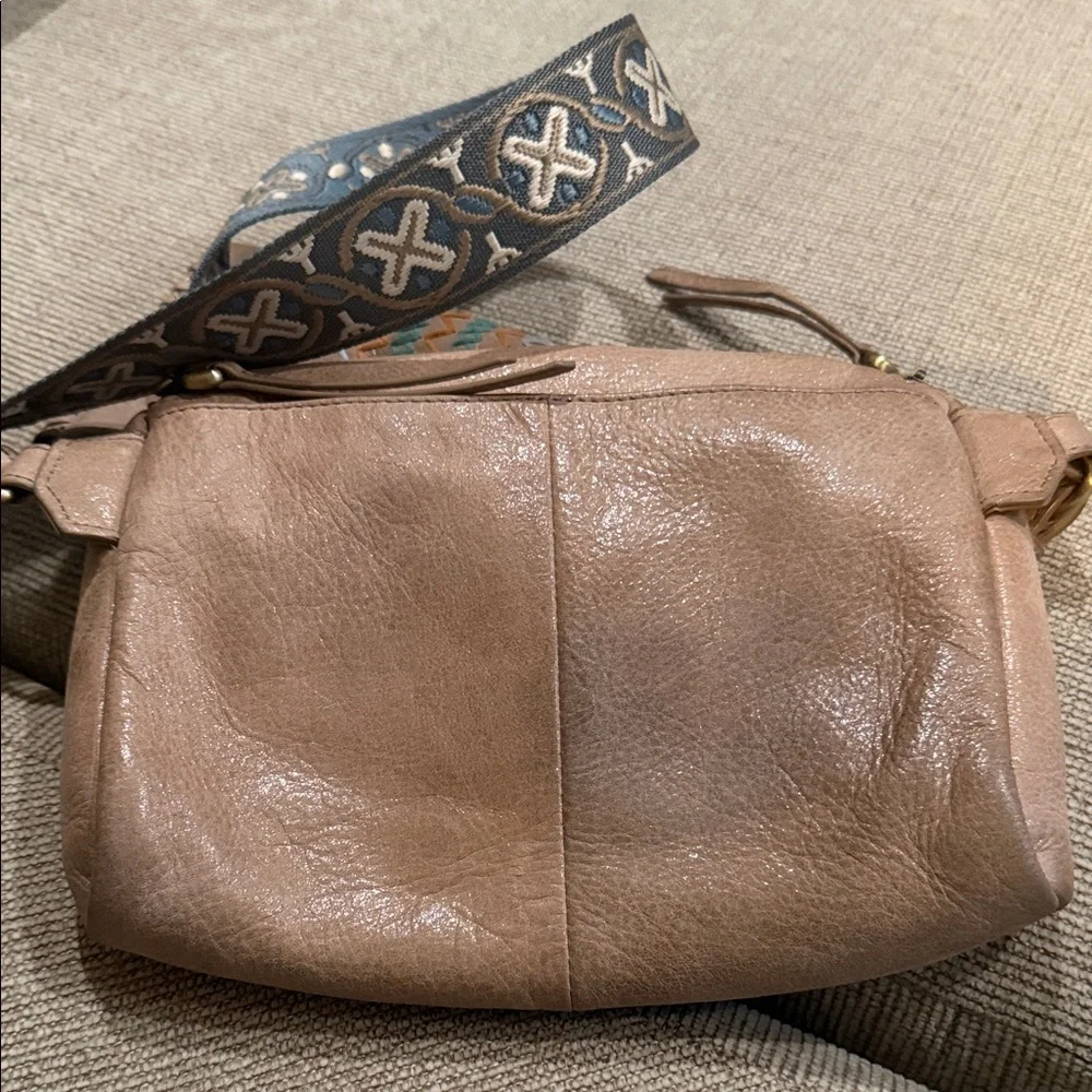 HOBO Blush Leather Crossbody Belt Bag with Gold Zipper - Picture 3 of 8